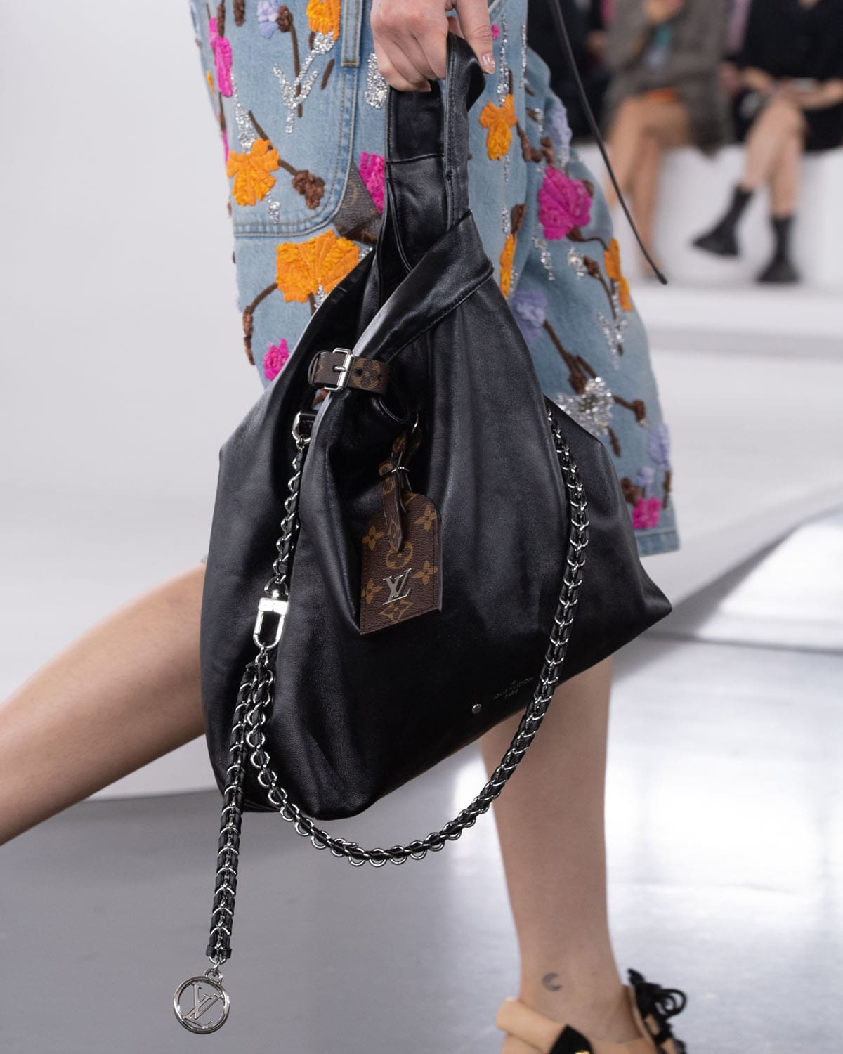 Louis Vuitton antes del otoño 2024 Bolsas Shangai Runway Revistas