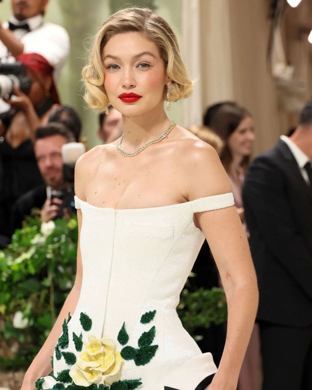 Gigi Hadid in einem Kleid von Thom Browne bei der Met Gala 2024 1