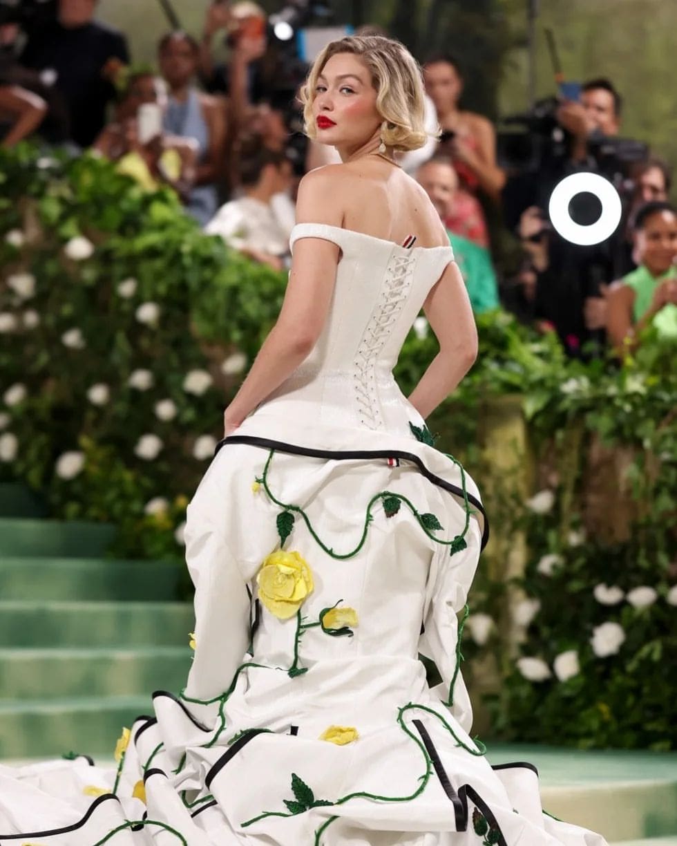 Gigi Hadid in einem Kleid von Thom Browne bei der Met Gala 2024 2