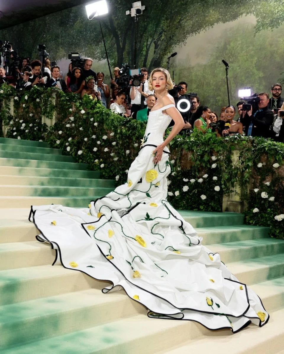 Gigi Hadid in einem Kleid von Thom Browne bei der Met Gala 2024 3