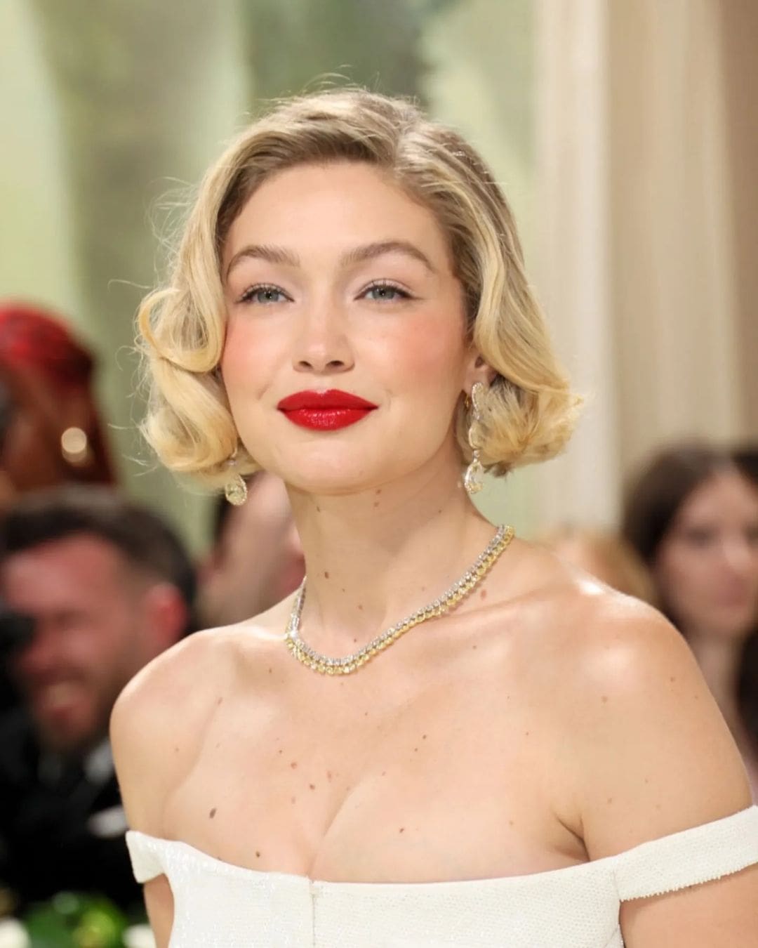 Gigi Hadid in einem Kleid von Thom Browne bei der Met Gala 2024 4