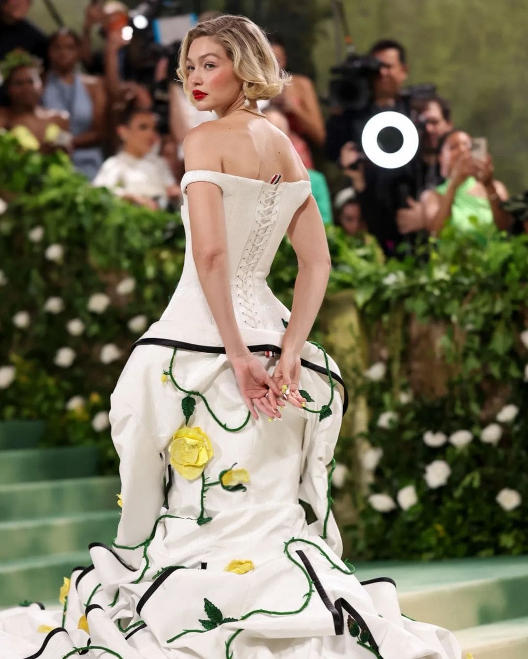 Gigi Hadid in einem Kleid von Thom Browne bei der Met Gala 2024 5