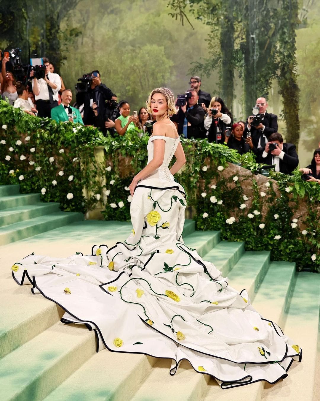 Gigi Hadid in einem Kleid von Thom Browne bei der Met Gala 2024 6