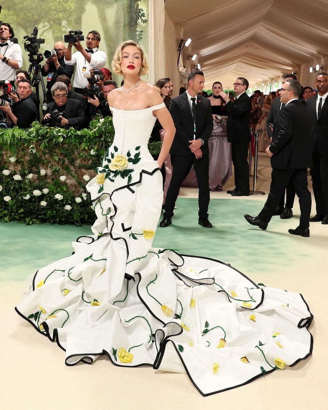 Gigi Hadid in einem Kleid von Thom Browne bei der Met Gala 2024 7