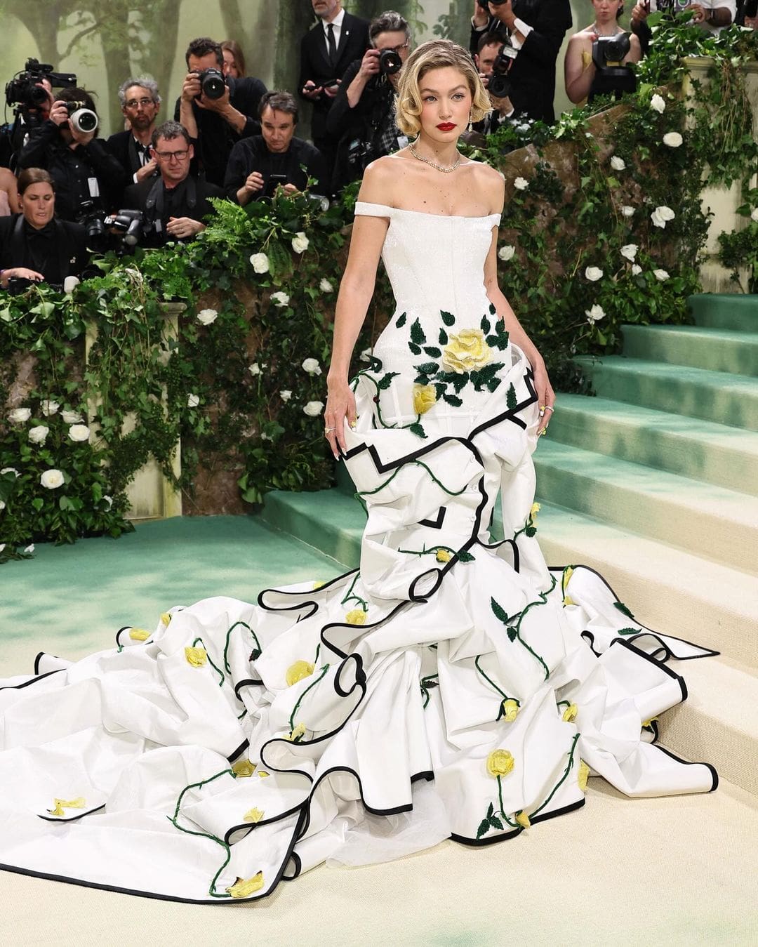 Gigi Hadid in einem Kleid von Thom Browne bei der Met Gala 2024 9