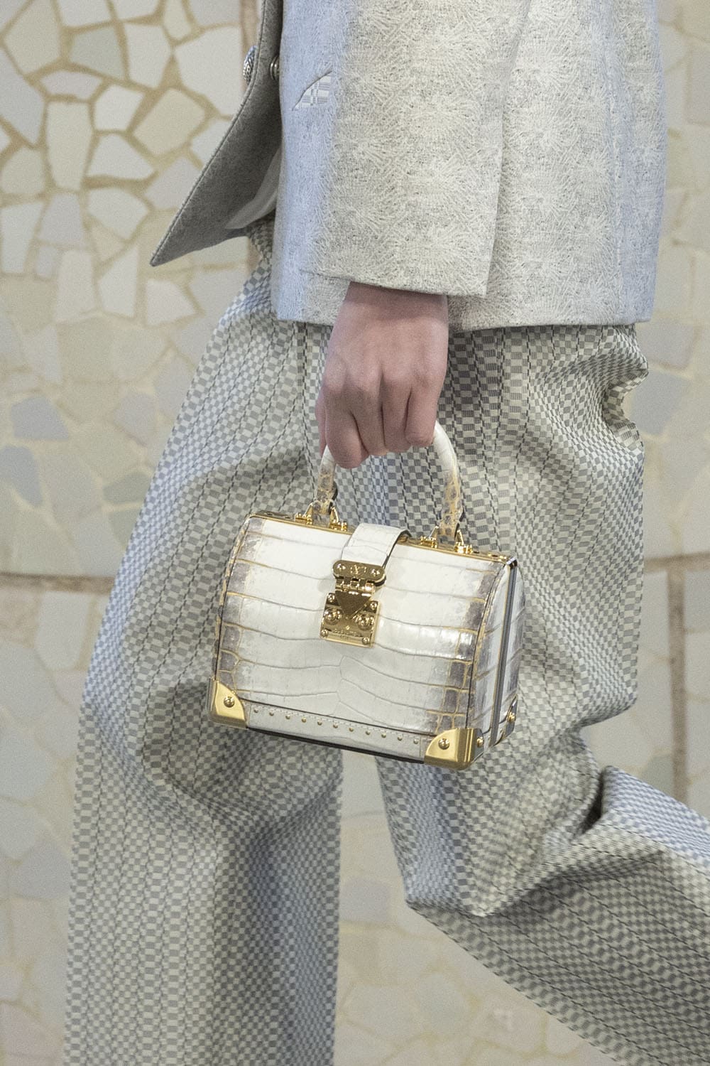 Louis Vuitton Cruise 2025 Resort-Taschen Runway Magazin (1)