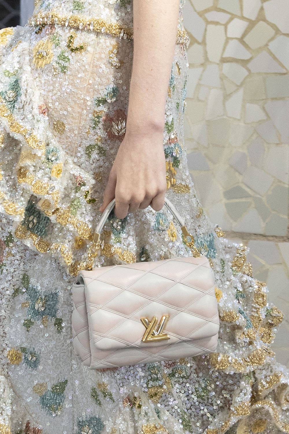 Louis Vuitton Cruise 2025 Resort-Taschen Runway Magazin (13)