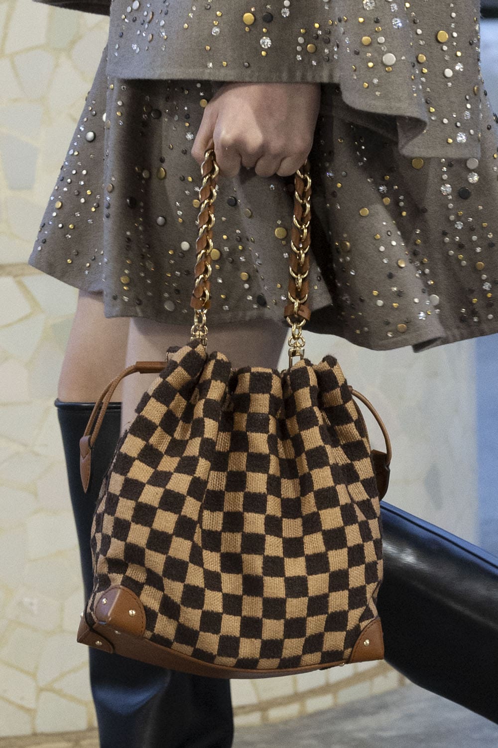 Louis Vuitton Cruise 2025 Resort-Taschen Runway Magazin (16)