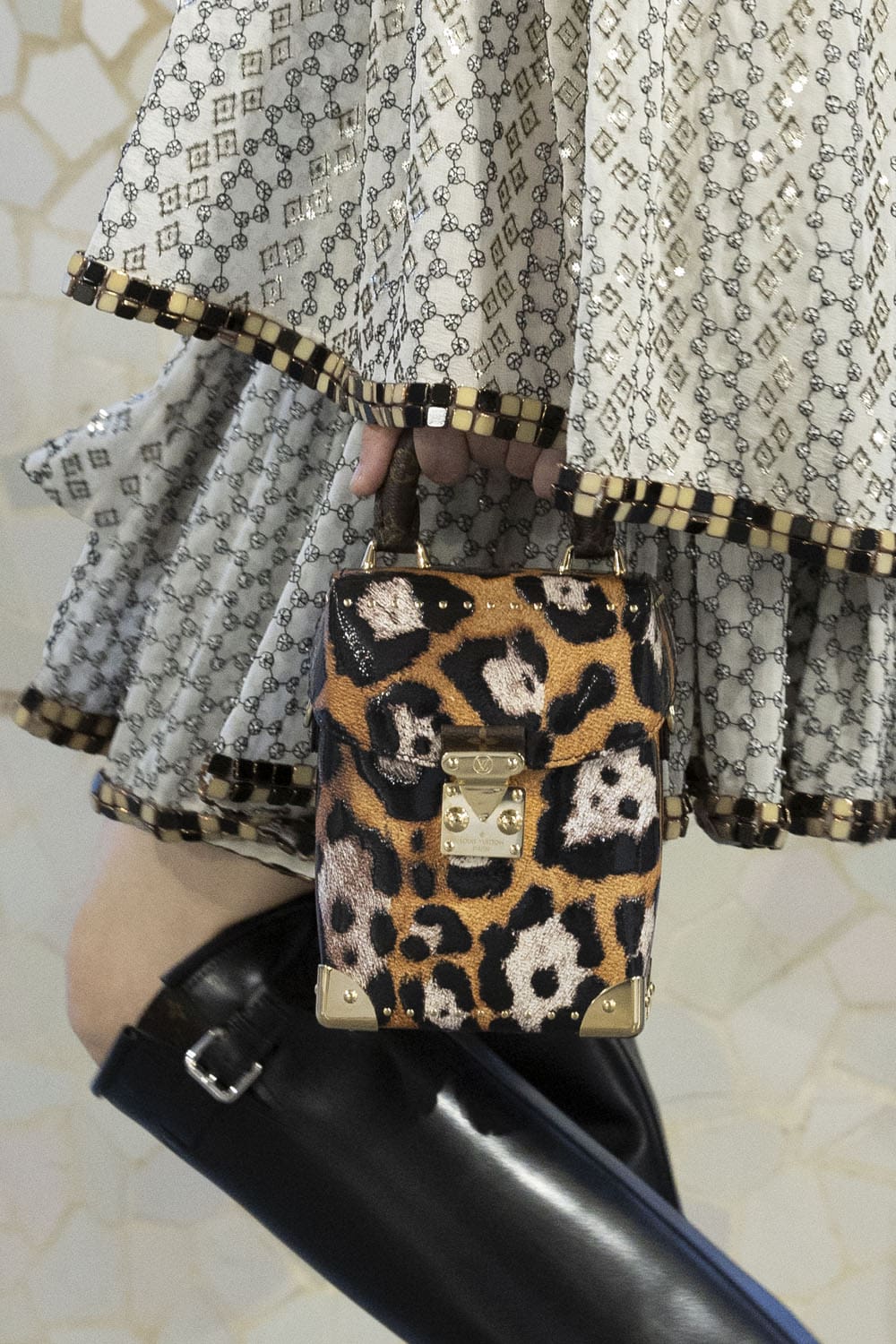 Louis Vuitton Cruise 2025 Resort-Taschen Runway Magazin (18)