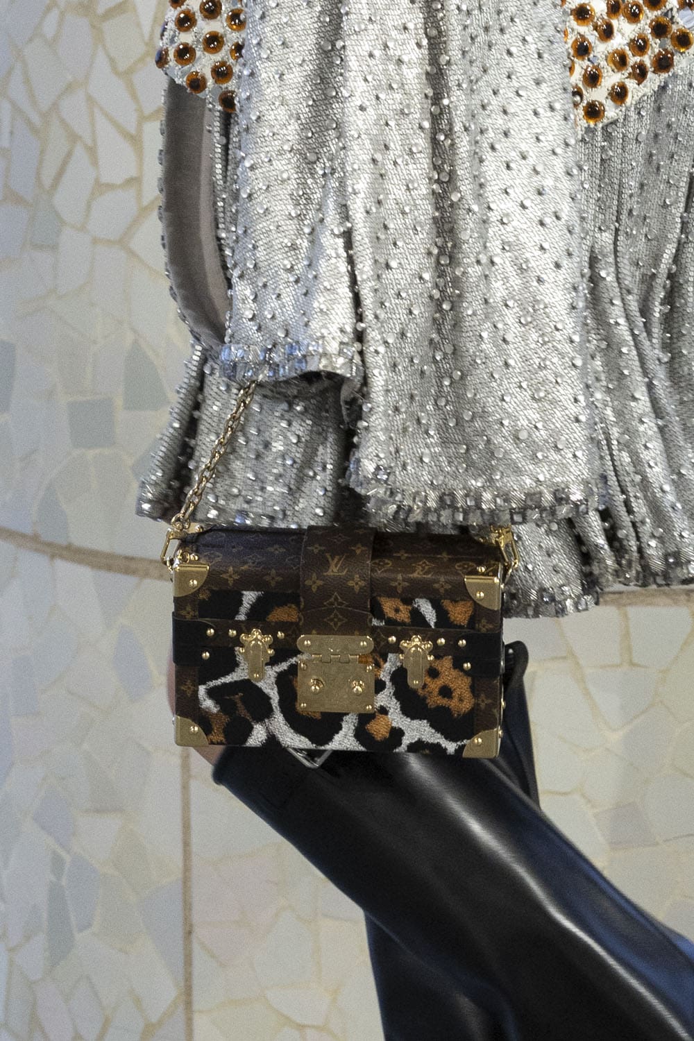 Louis Vuitton Cruise 2025 Resort-Taschen Runway Magazin (19)