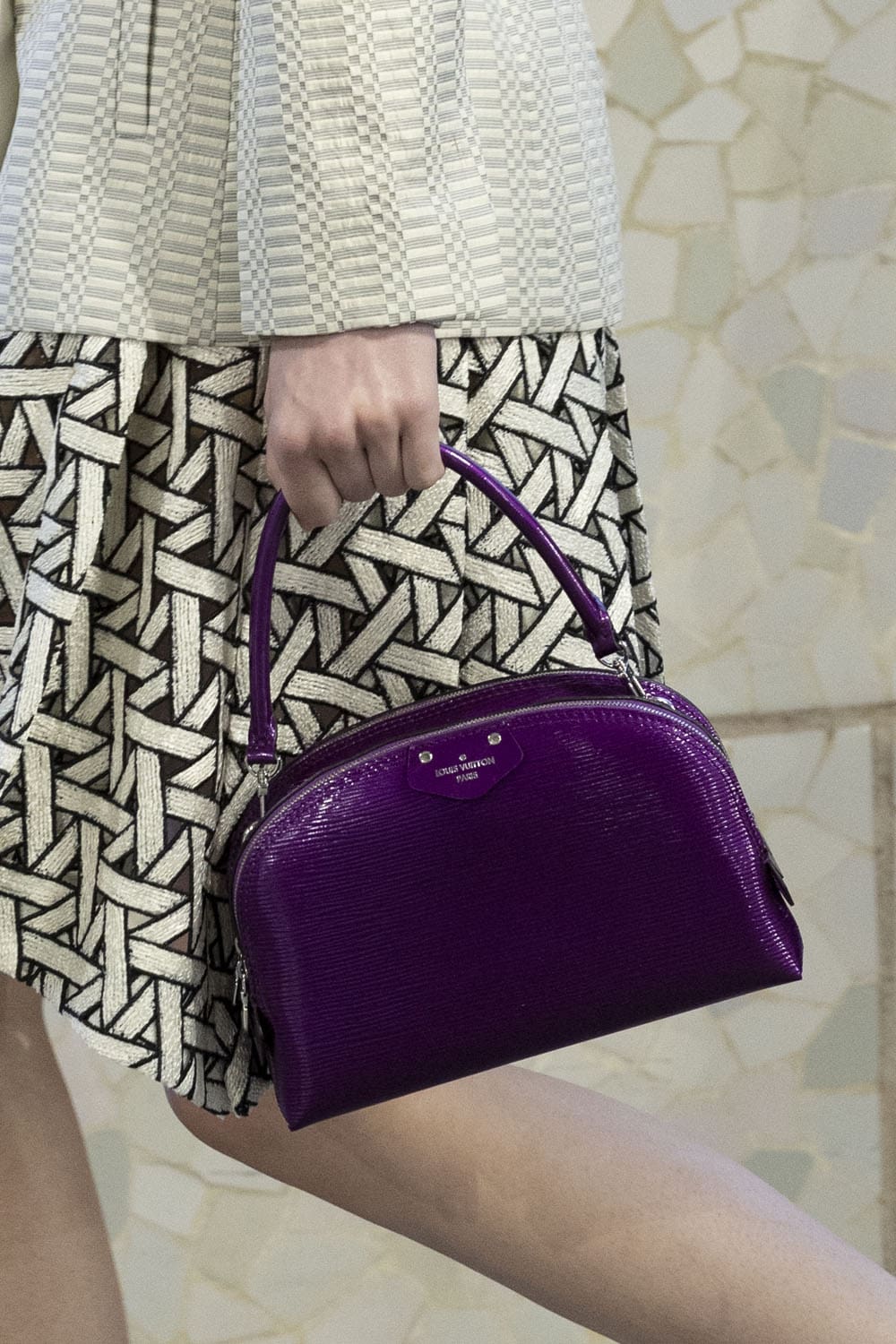 Louis Vuitton Cruise 2025 Resort-Taschen Runway Magazin (2)