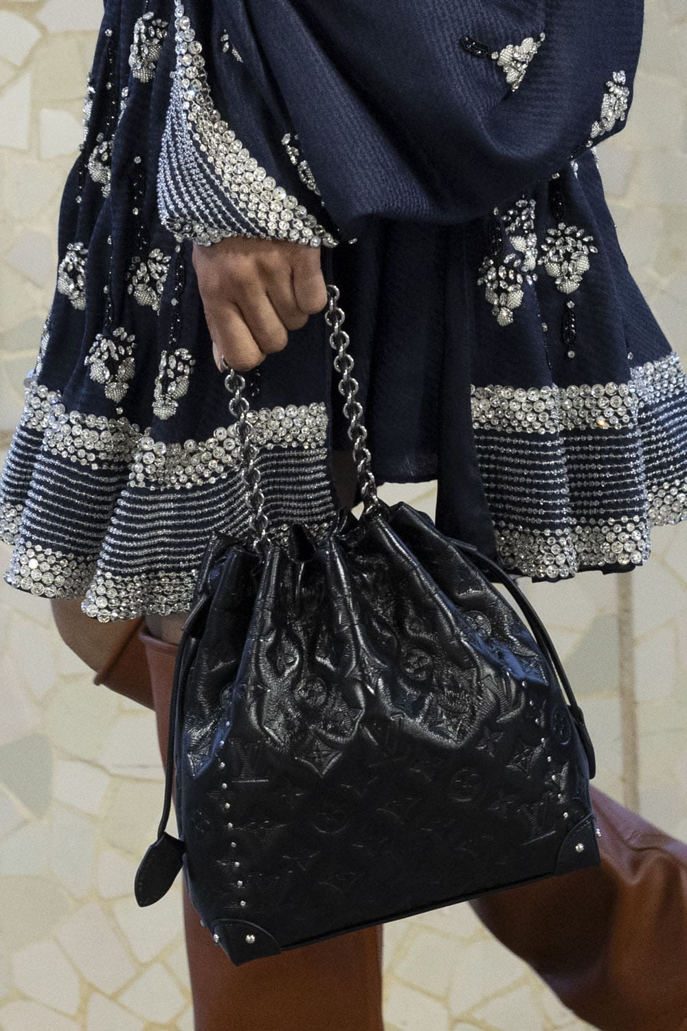 Louis Vuitton Cruise 2025 Resort-Taschen Runway Magazin (20)