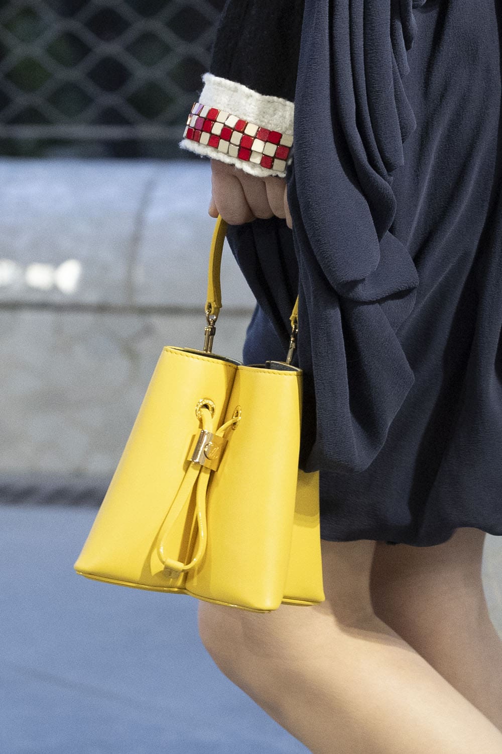 Louis Vuitton Cruise 2025 Resort-Taschen Runway Magazin (24)