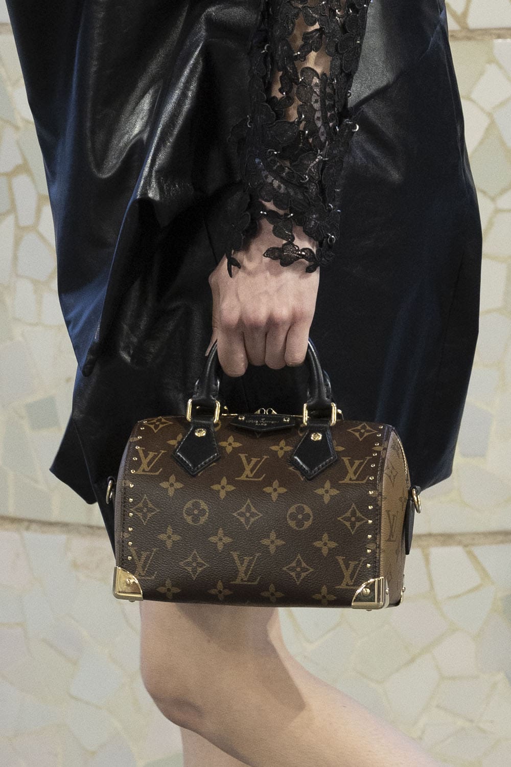 Louis Vuitton Cruise 2025 Resort-Taschen Runway Magazin (27)
