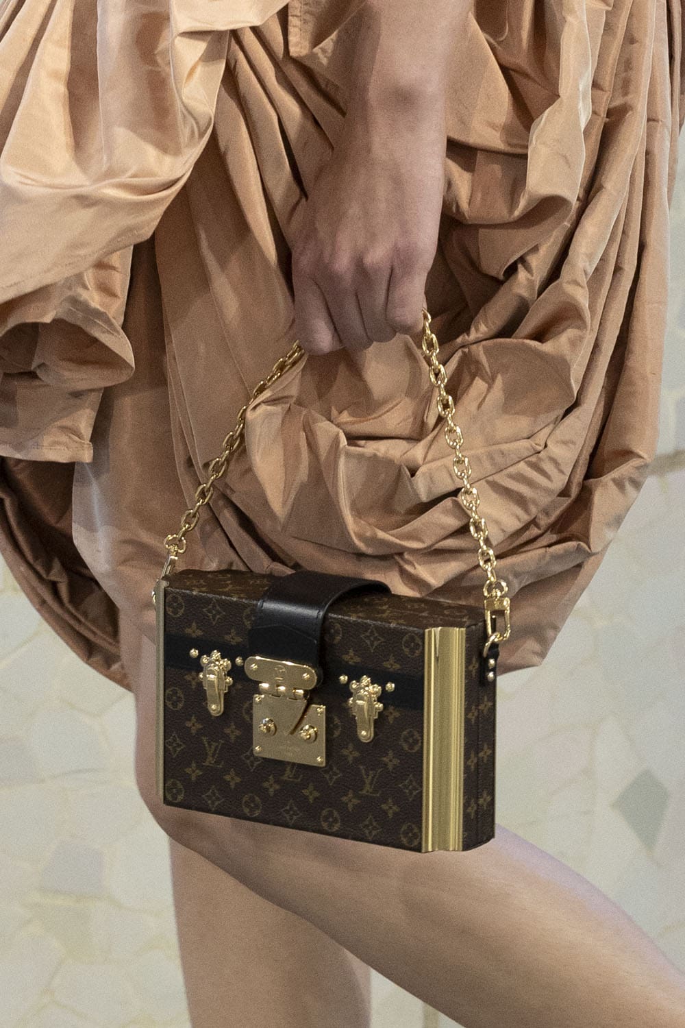 Louis Vuitton Cruise 2025 Resort-Taschen Runway Magazin (31)