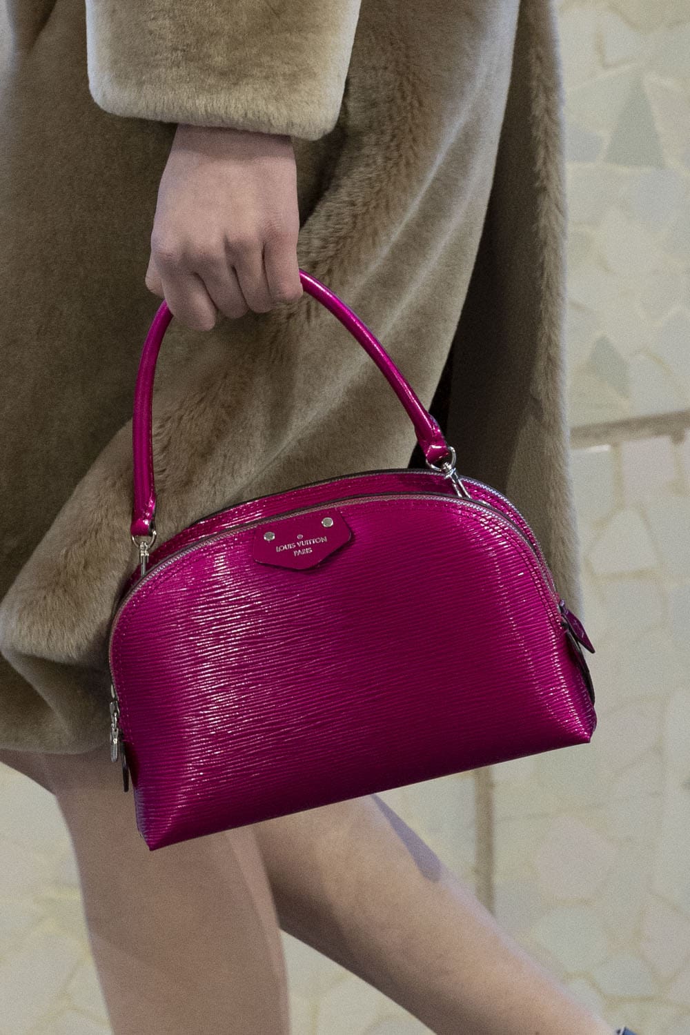 Louis Vuitton Cruise 2025 Resort-Taschen Runway Magazin (7)
