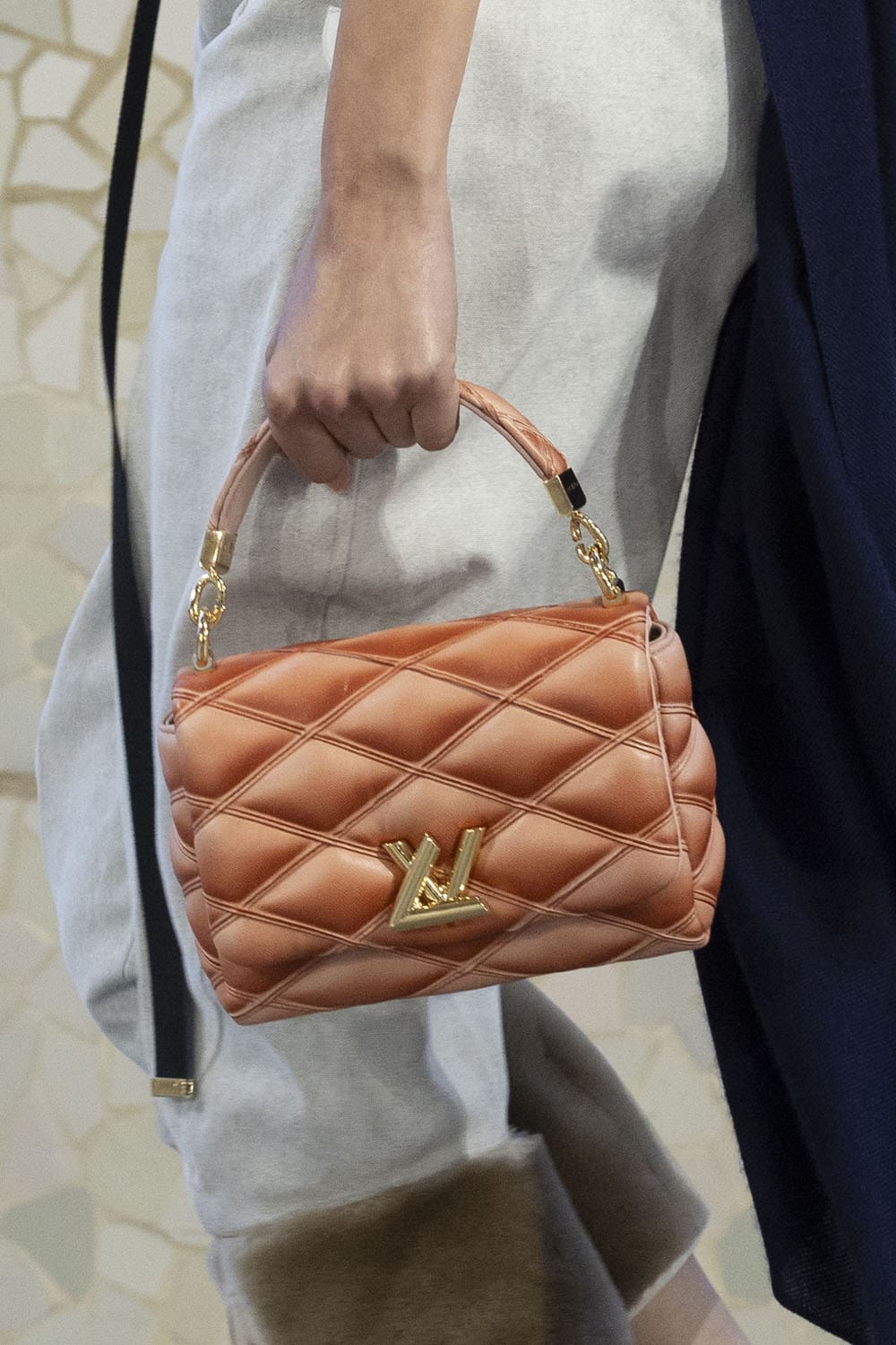 Louis Vuitton Cruise 2025 Resort-Taschen Runway Magazin (8)