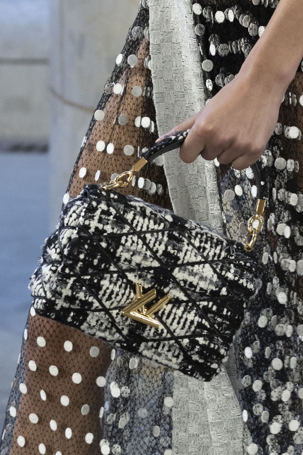 Louis Vuitton Cruise 2025 Resort-Taschen Runway Magazin (9)