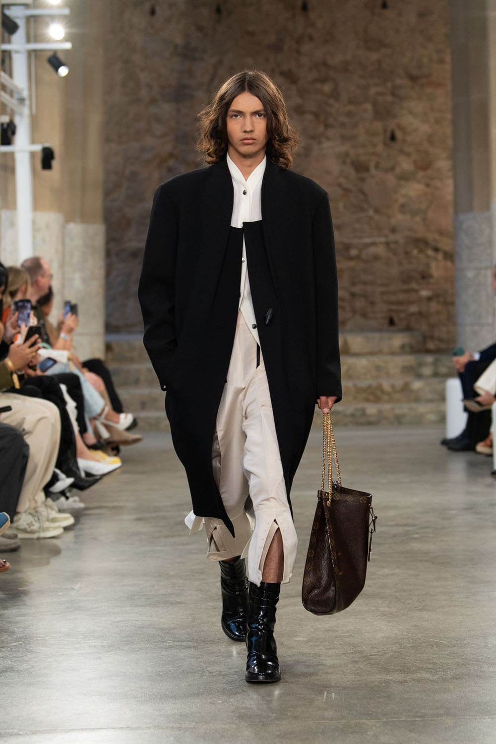 Louis Vuitton Kreuzfahrt 2025 Resort Runway Magazin (24)