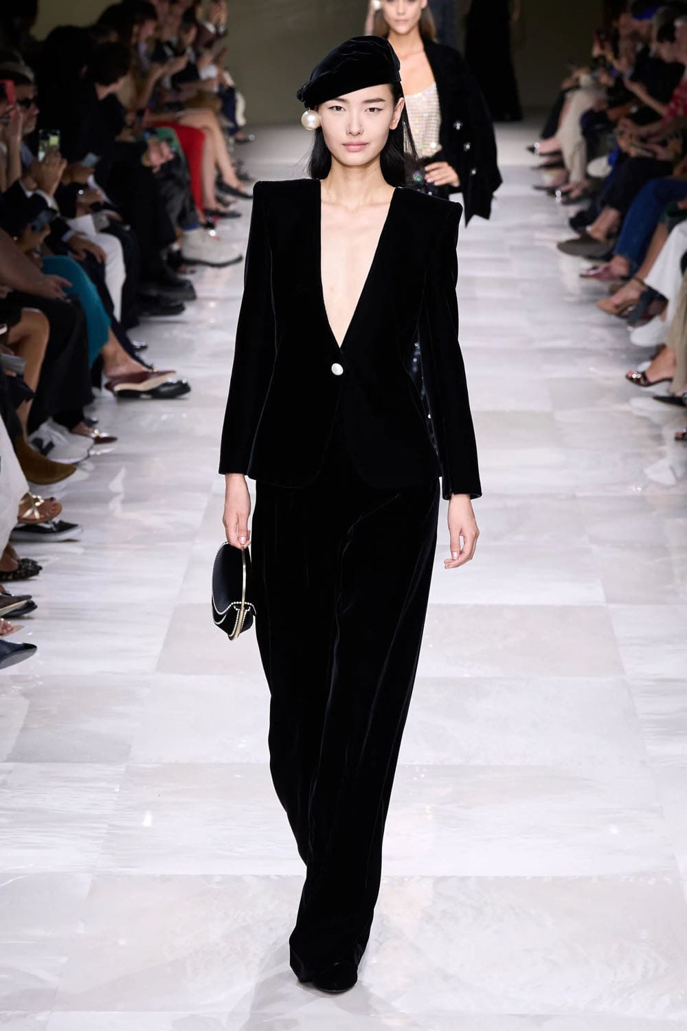 アルマーニ プリヴェ クチュール 秋冬 2024 2025 Runway 雑誌(17)