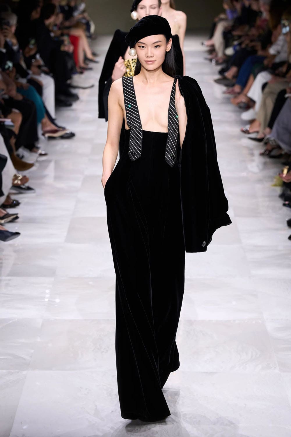 アルマーニ プリヴェ クチュール 秋冬 2024 2025 Runway 雑誌(25)