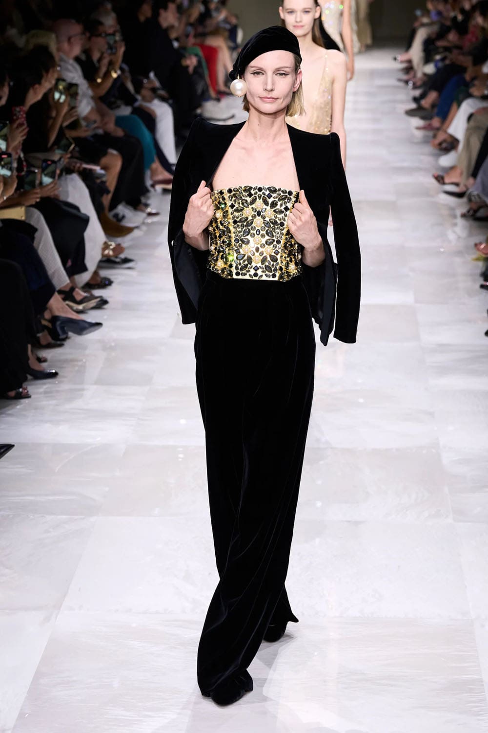 アルマーニ プリヴェ クチュール 秋冬 2024 2025 Runway 雑誌(26)
