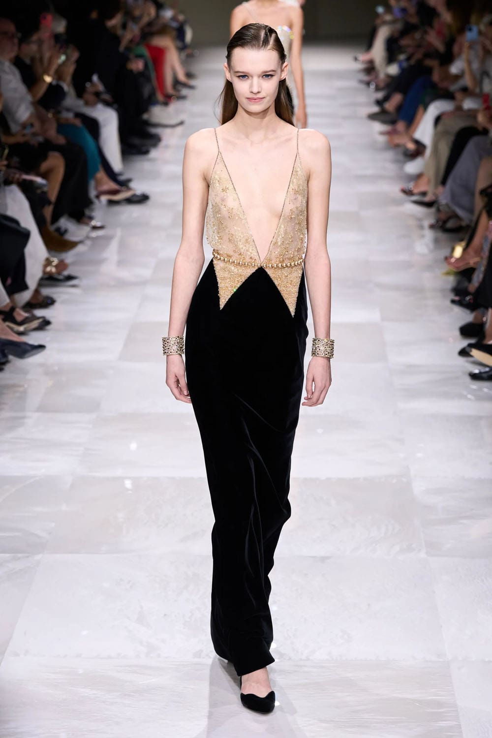 アルマーニ プリヴェ クチュール 秋冬 2024 2025 Runway 雑誌(27)