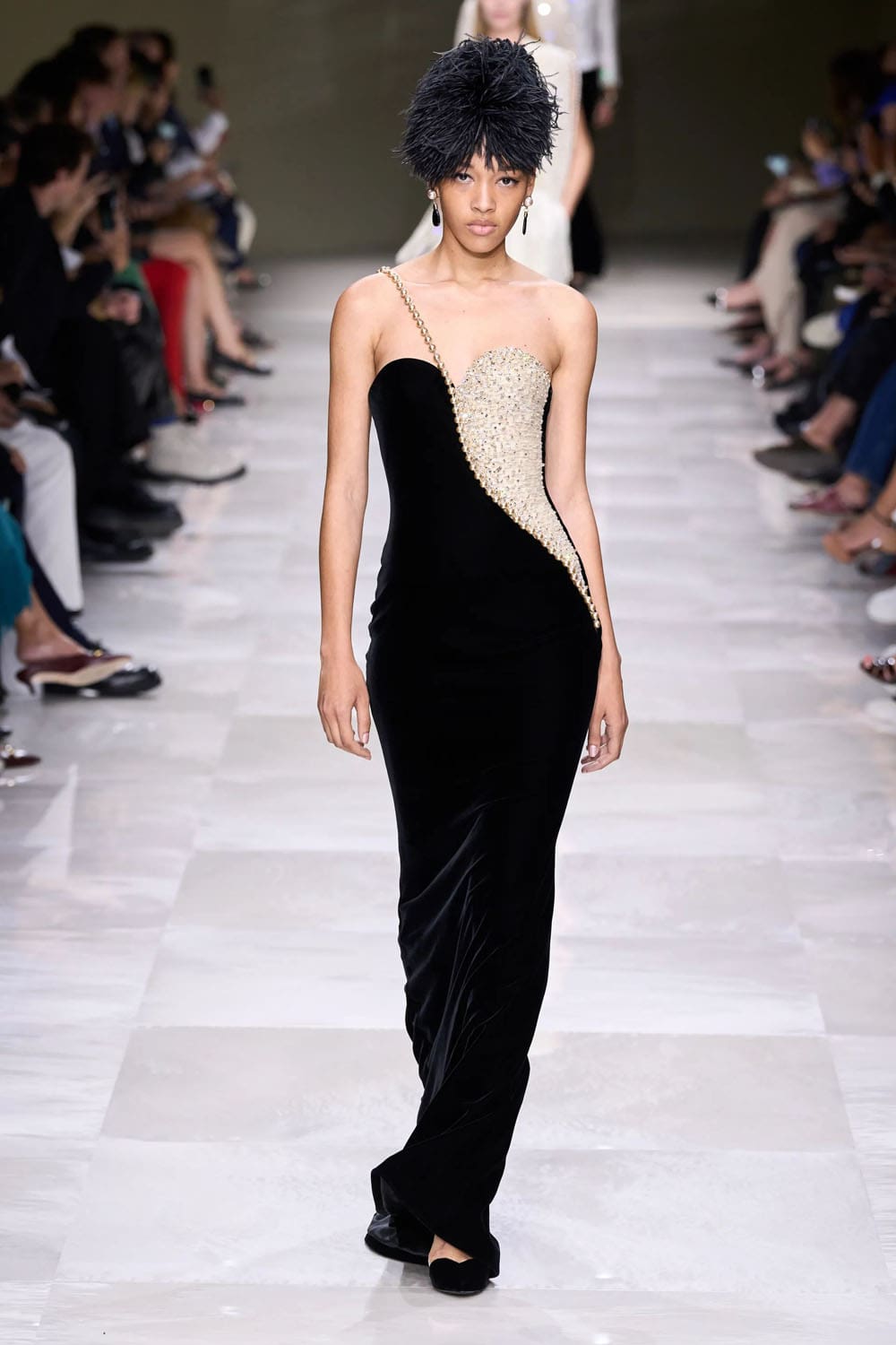 アルマーニ プリヴェ クチュール 秋冬 2024 2025 Runway 雑誌(28)