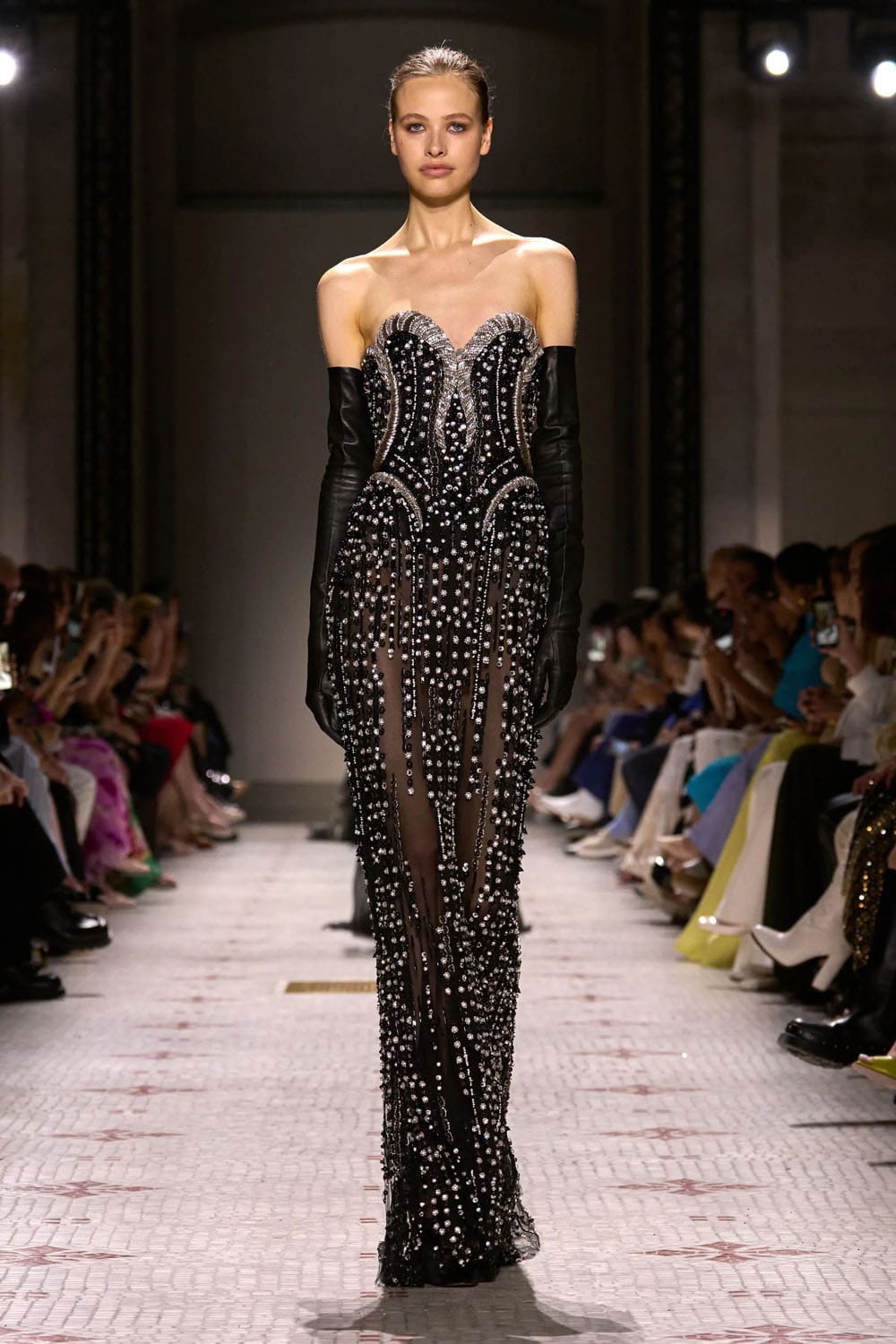 Elie Saab Alta Costura Otoño Invierno 2024 25 Runway Revista (31)