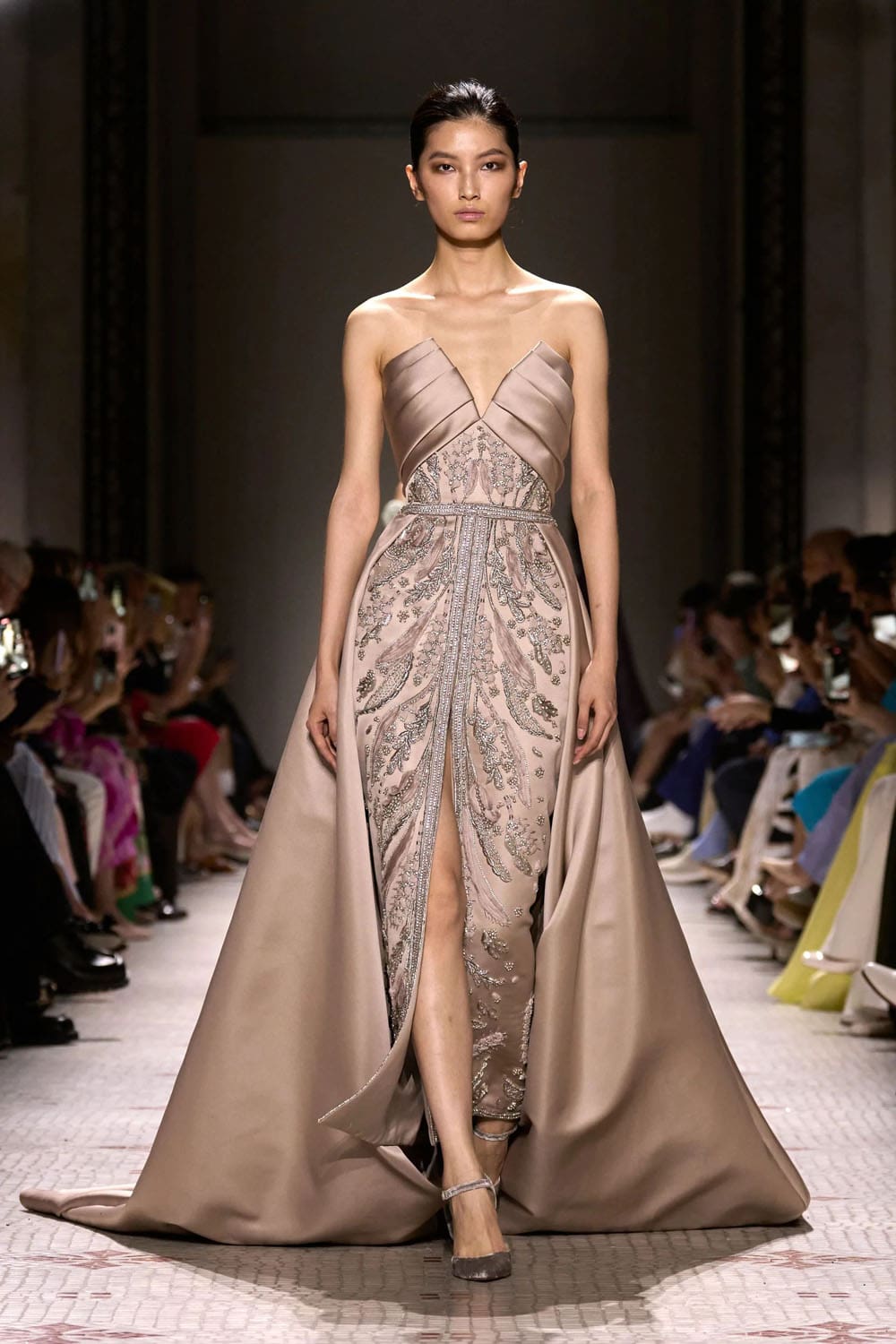 Elie Saab Alta Costura Otoño Invierno 2024 25 Runway Revista (49)