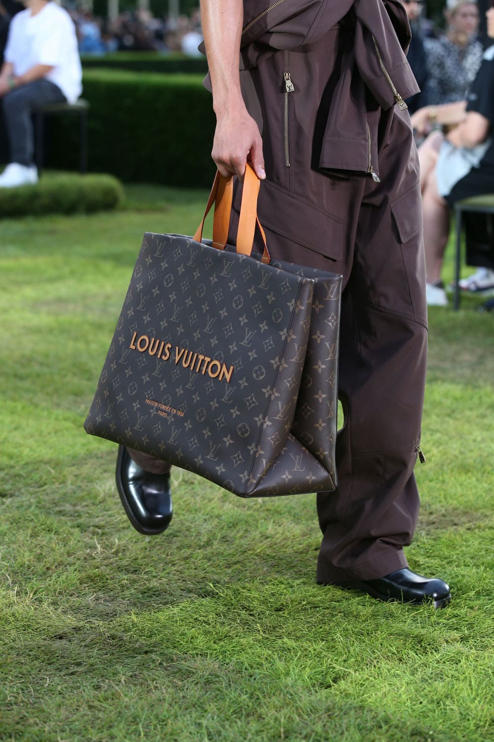 LOUIS VUITTON Backstage, Close Up, Bags Men Spring Summer 2025 Runway Magazine (18)