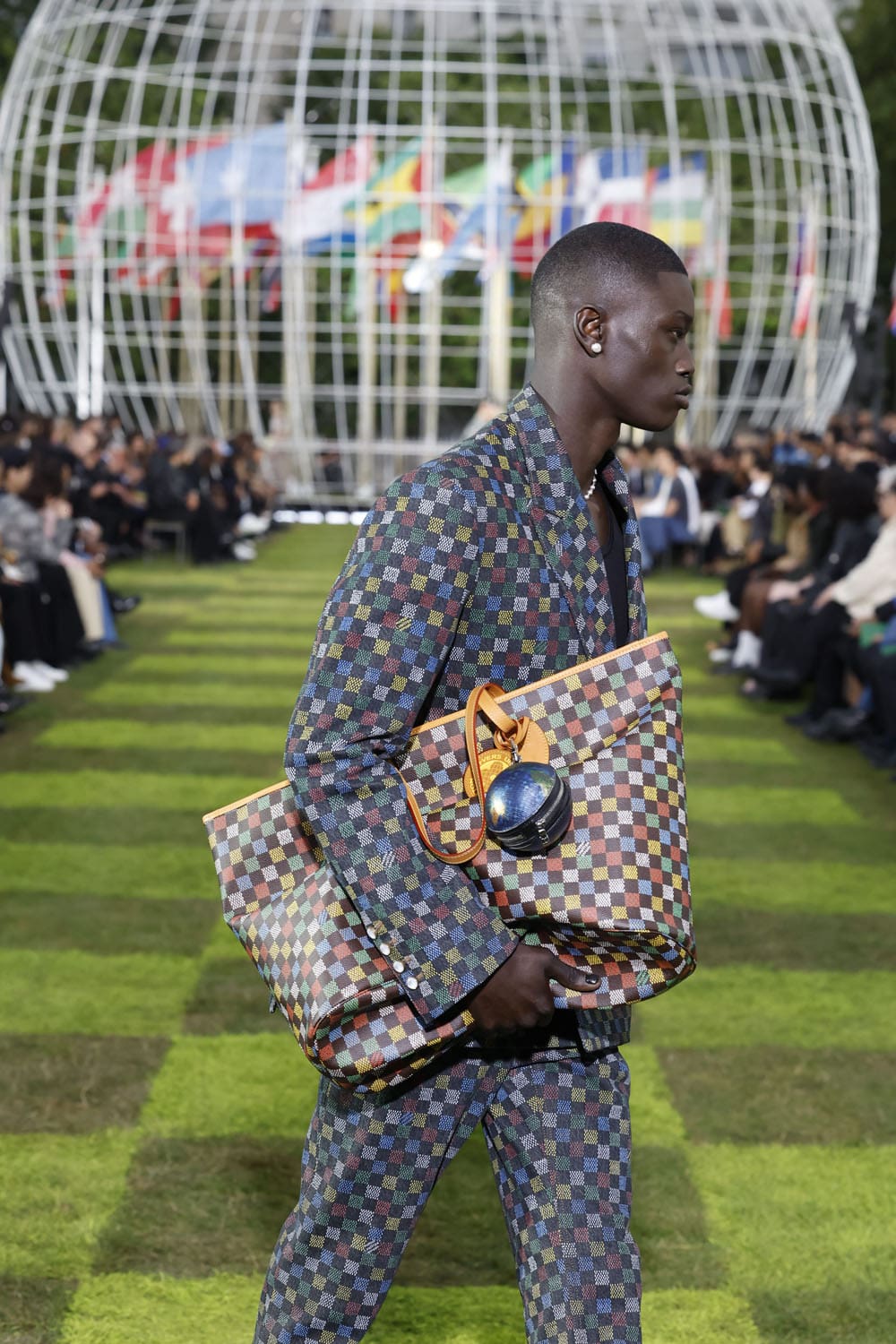 LOUIS VUITTON Backstage, Close Up, Bags Men Spring Summer 2025 Runway Magazine (25)
