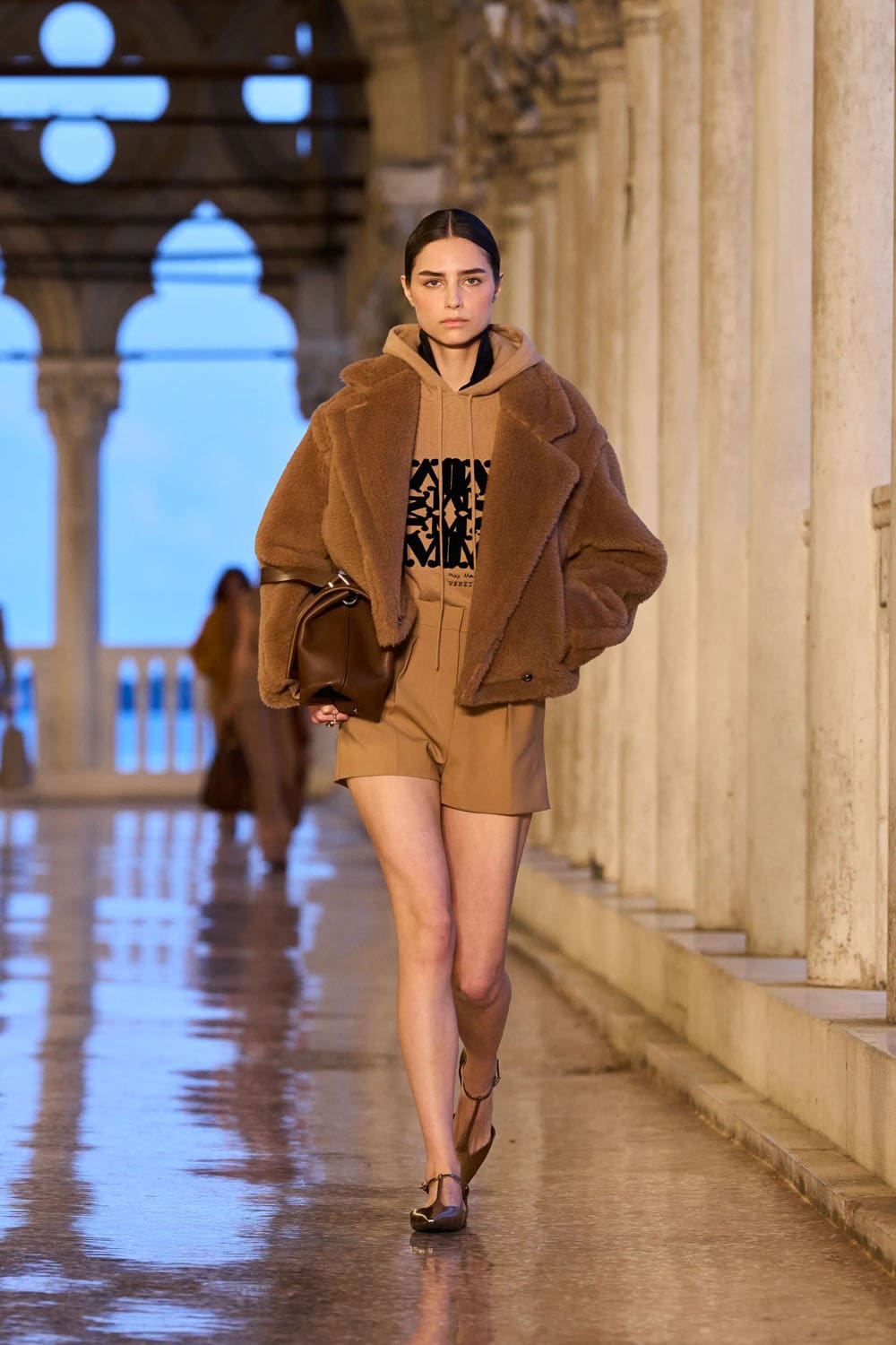 Max Mara Resort 2025 Runway Magazine (24)