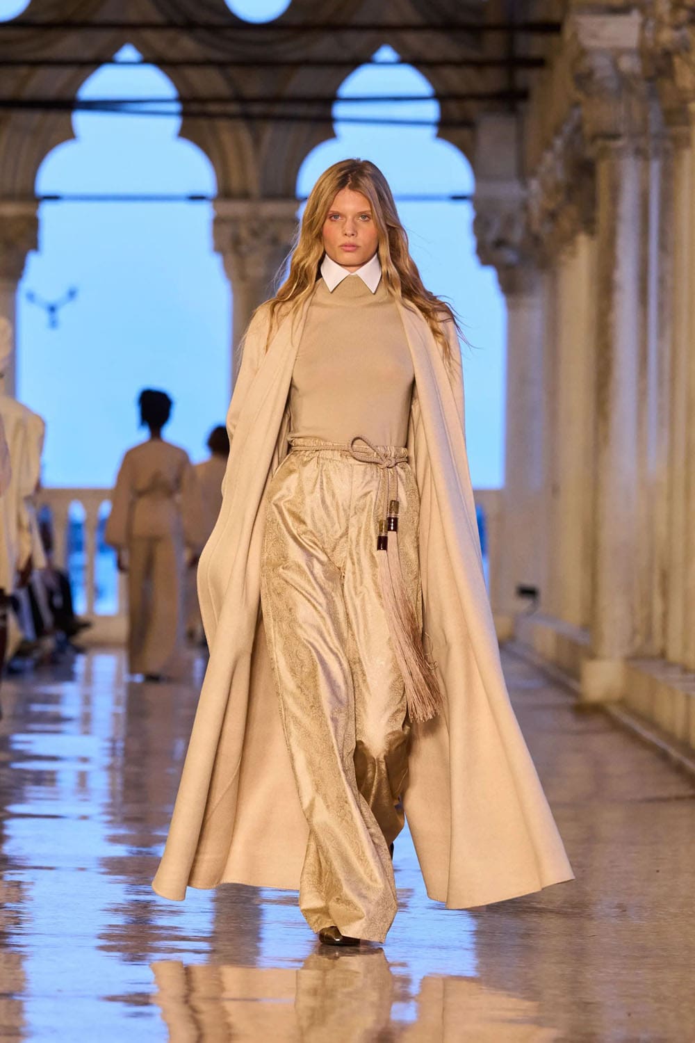 Max Mara Resort 2025 Runway Magazine (7)