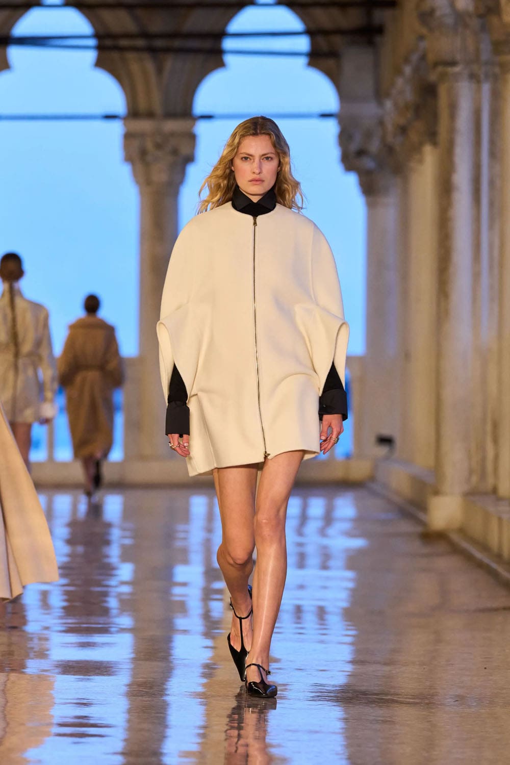 Max Mara Resort 2025 Runway Magazine (9)