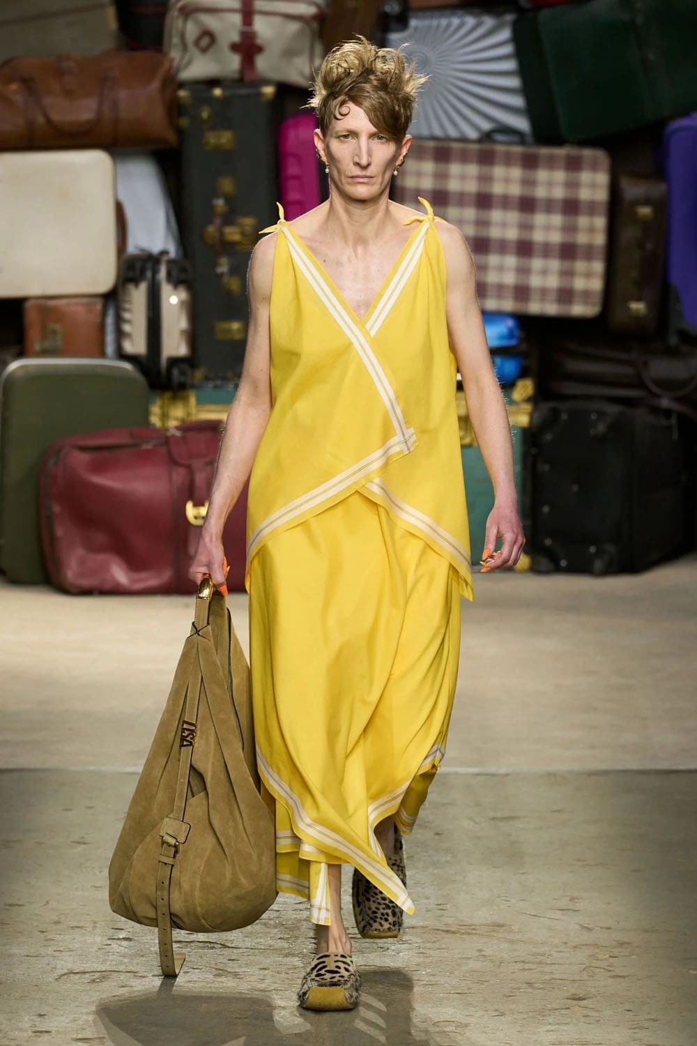 Moschino Printemps Été 2025 Runway Magazine (53)