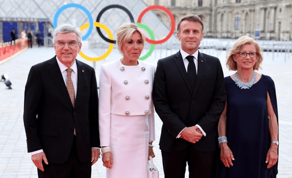 オリンピック公式晩餐会に出席したIOCのトーマス・バッハ会長、クラウディア・バッハ会長、エマニュエル・マクロン氏、ブリジット・マクロン氏