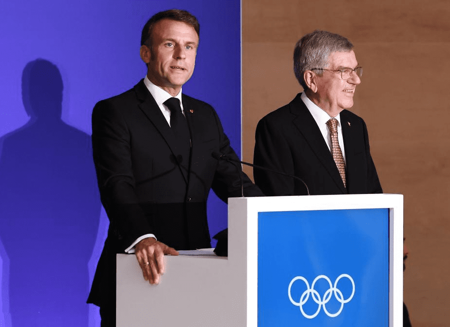 オリンピック公式晩餐会に出席した国際オリンピック委員会のトーマス・バッハ会長とエマニュエル・マクロン大統領