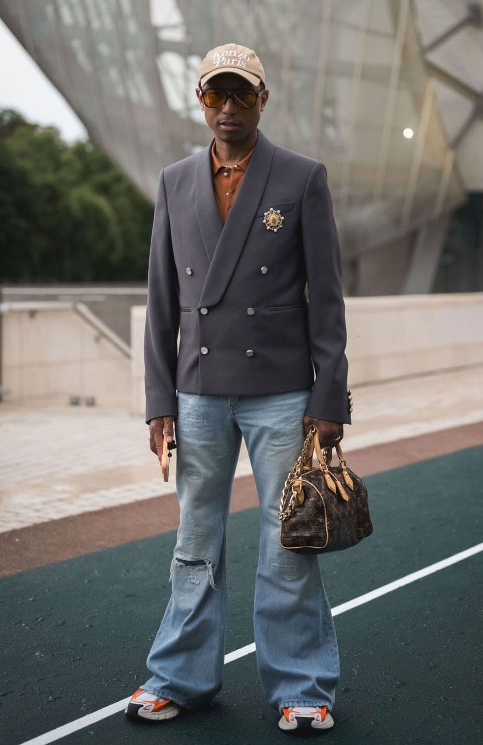 パリのLVMHオリンピックディナーに出席したファレル・ウィリアムズ 2024 by Runway 雑誌