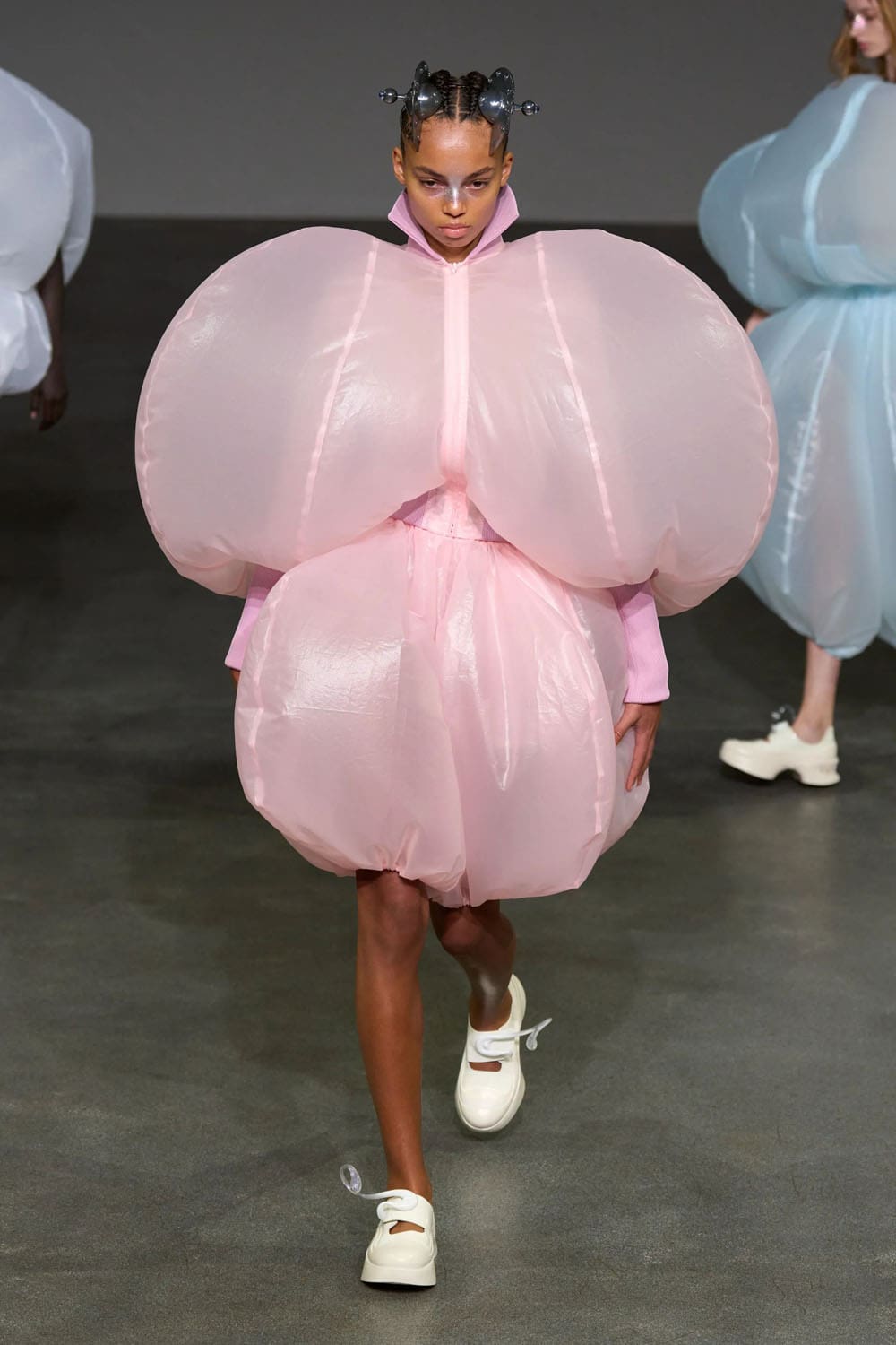 Anrealage Spring Summer 2025 Paris Runway (1)