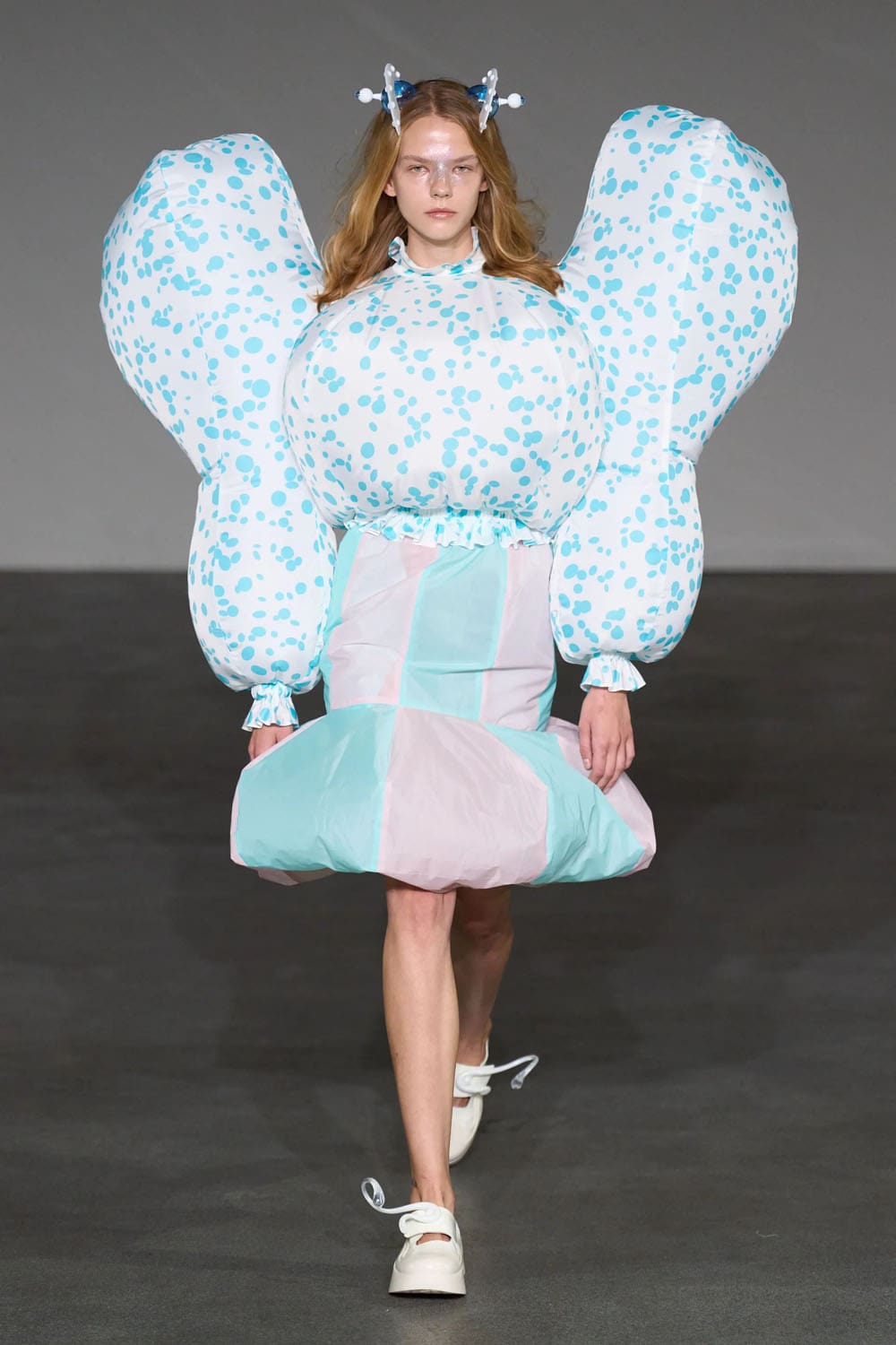 Anrealage Spring Summer 2025 Paris Runway (10)