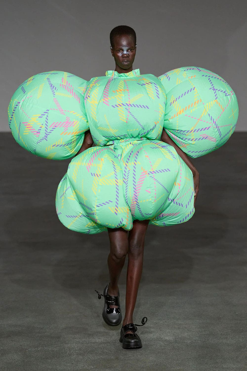 Anrealage Spring Summer 2025 Paris Runway (11)