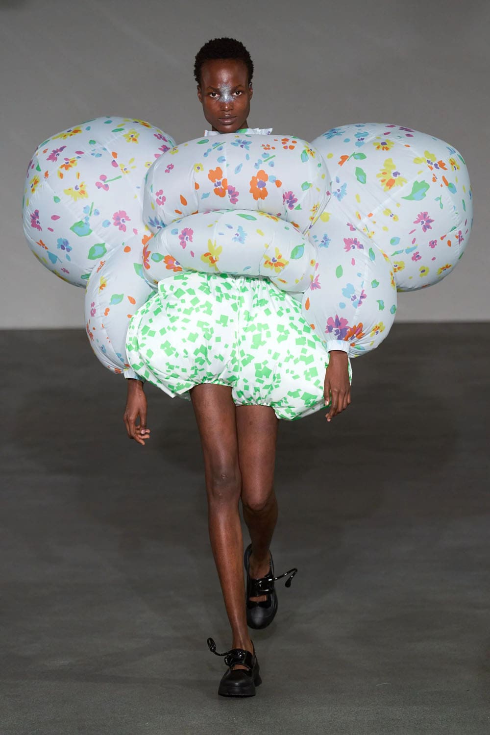 Anrealage Spring Summer 2025 Paris Runway (12)