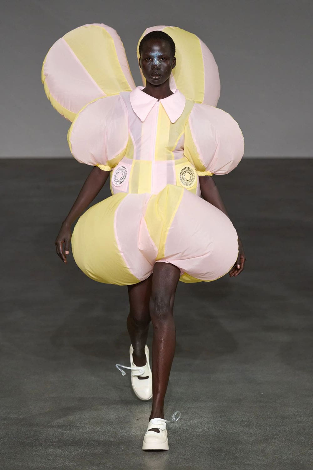 Anrealage Spring Summer 2025 Paris Runway (15)