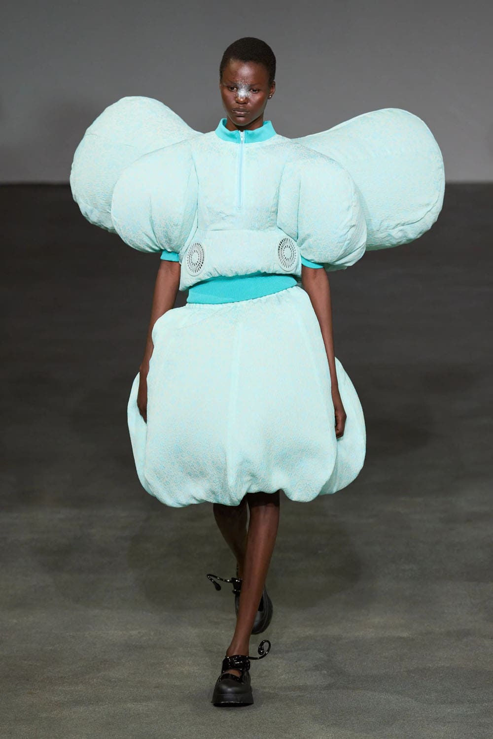 Anrealage Spring Summer 2025 Paris Runway (16)