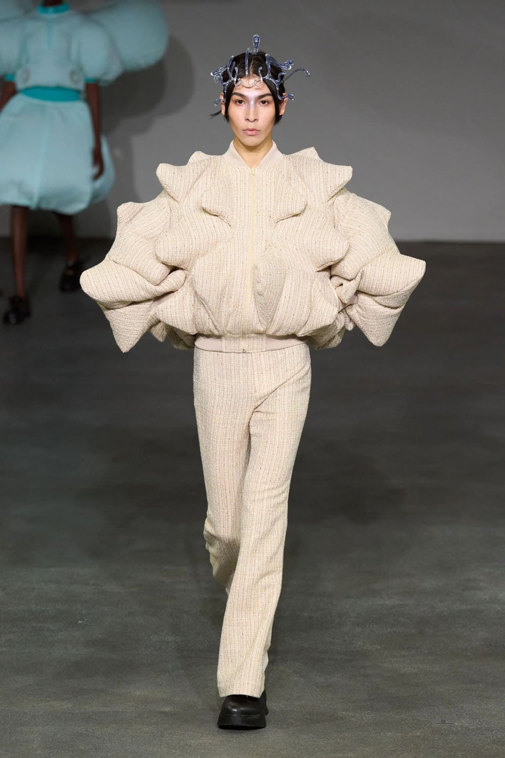 Anrealage Spring Summer 2025 Paris Runway (17)