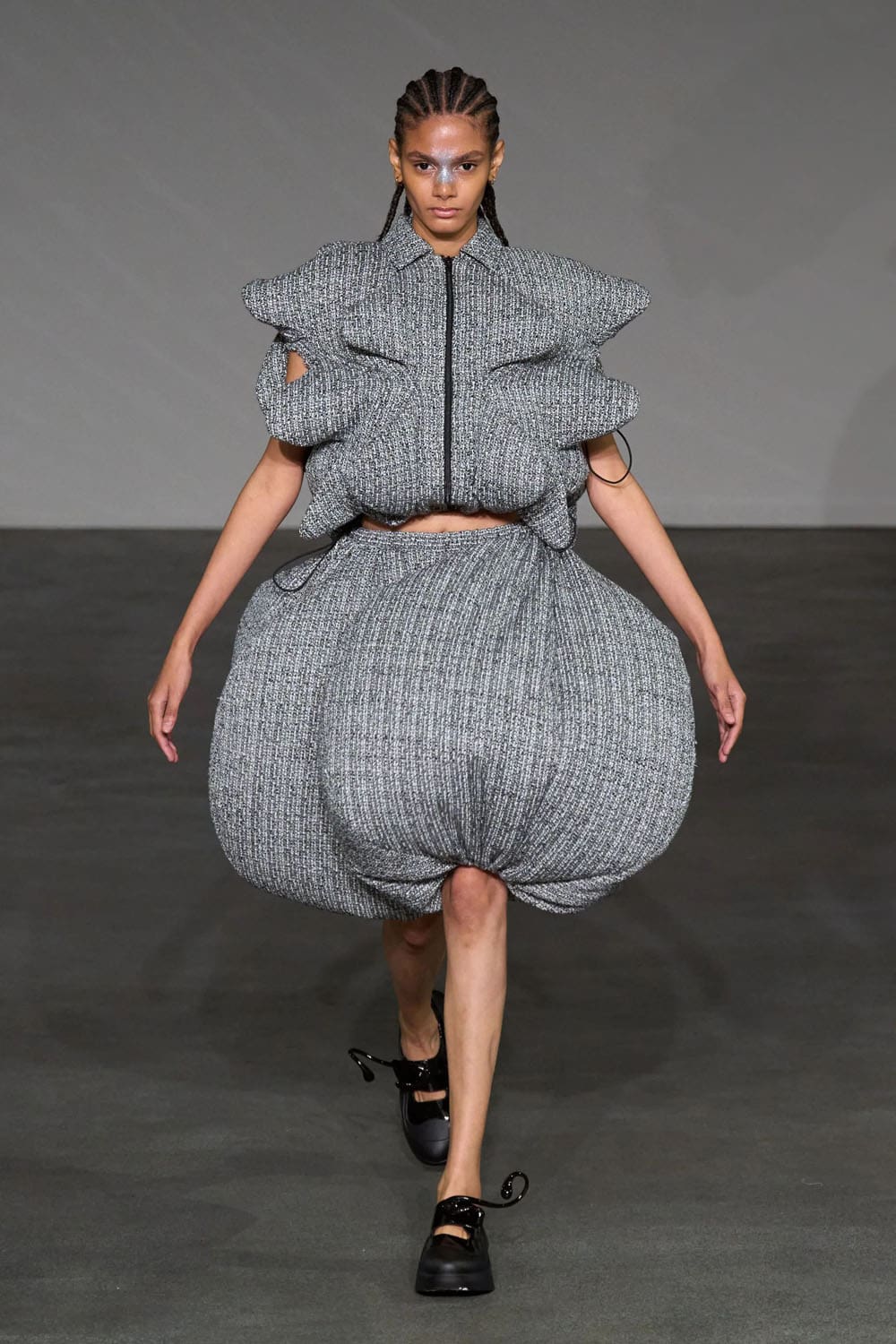 Anrealage Spring Summer 2025 Paris Runway (19)