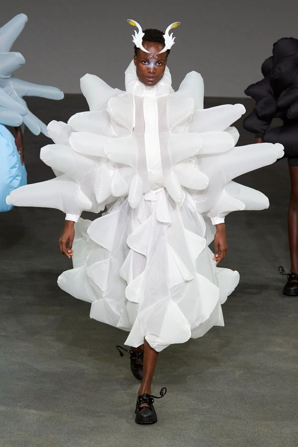 Anrealage Spring Summer 2025 Paris Runway (22)