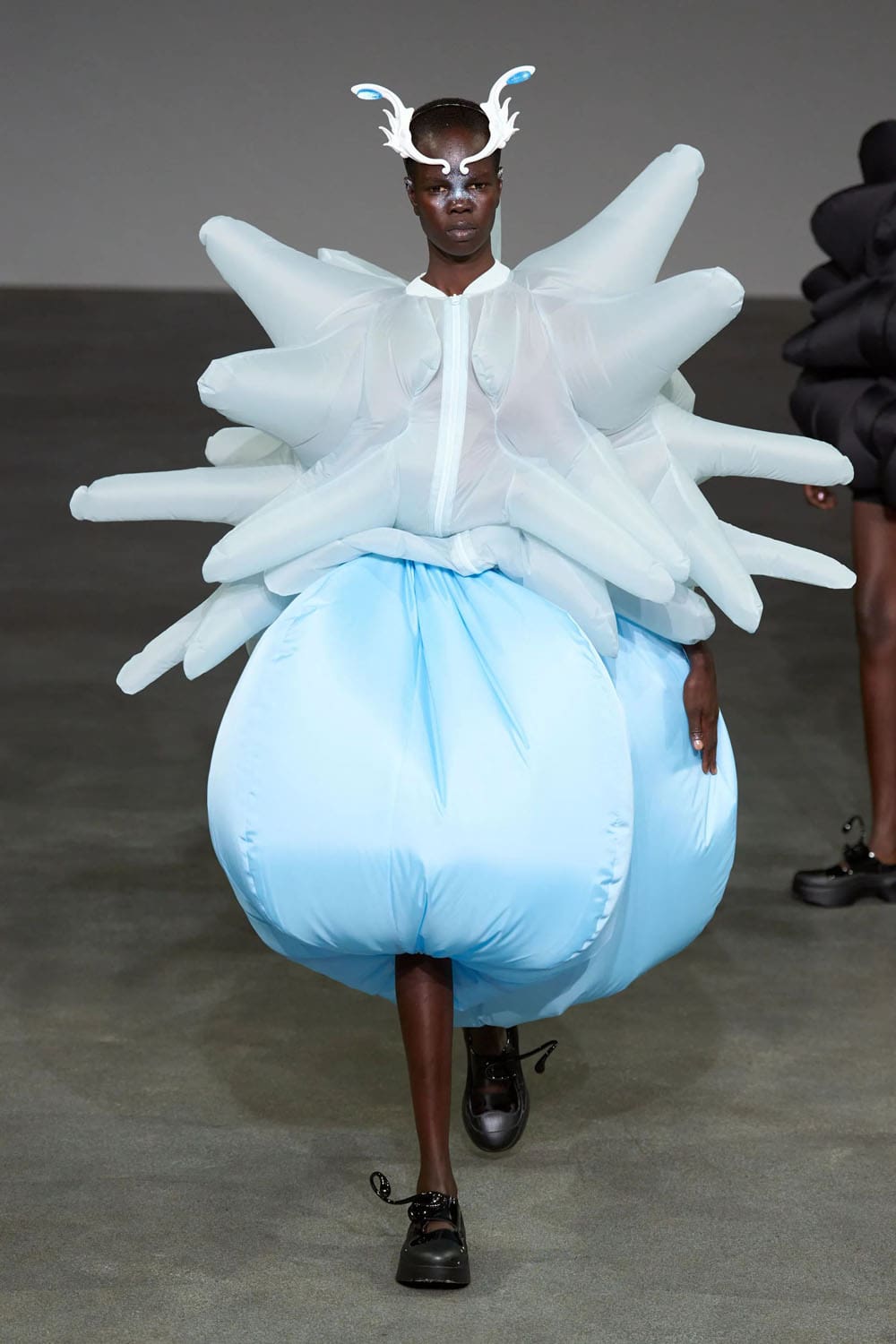 Anrealage Spring Summer 2025 Paris Runway (23)