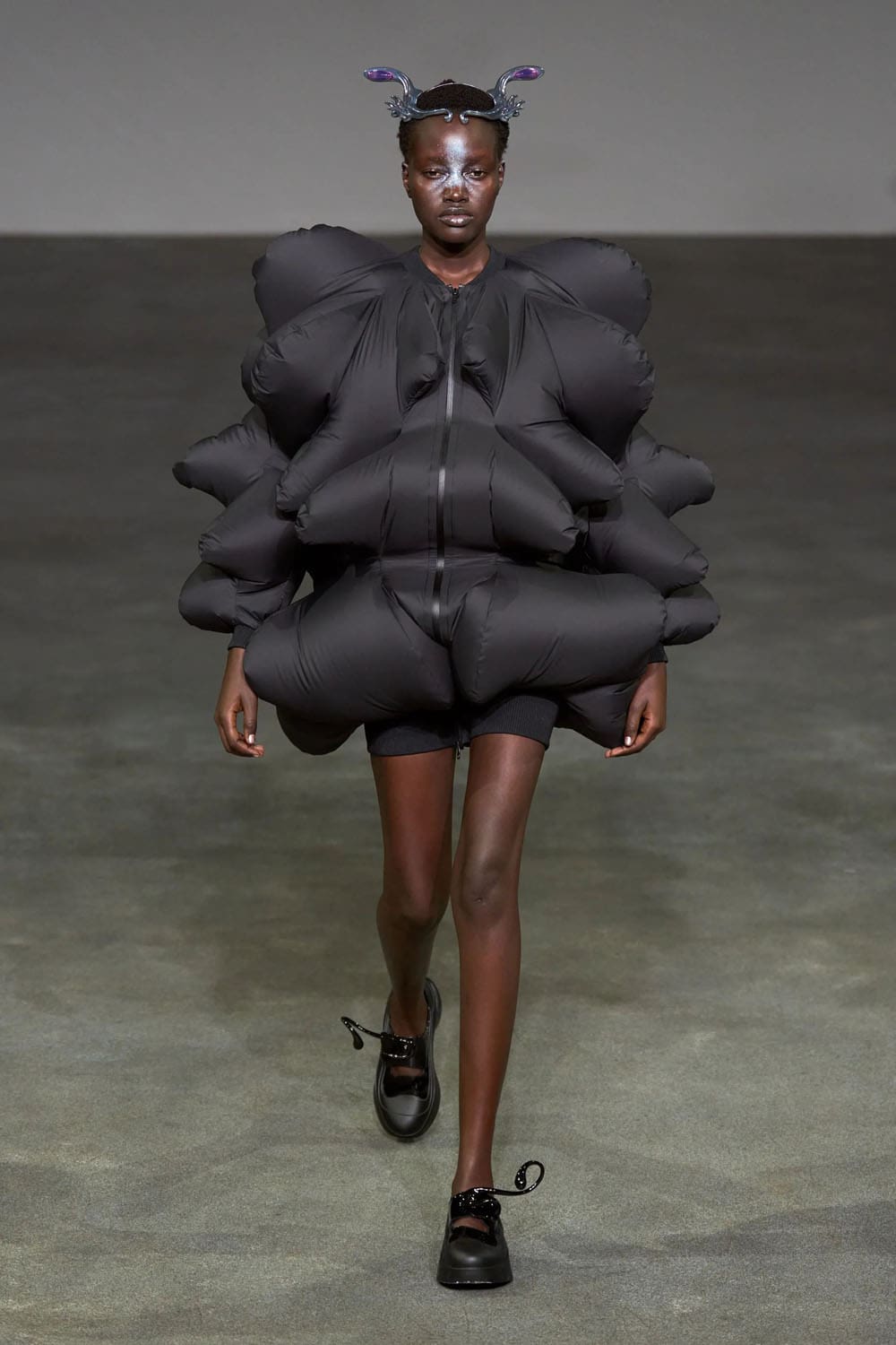 Anrealage Spring Summer 2025 Paris Runway (24)